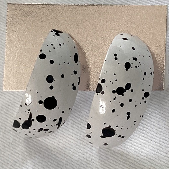 Vintage 80s black and white splatter paint crescent earrings Dalmatian Cow style - Picture 1 of 6